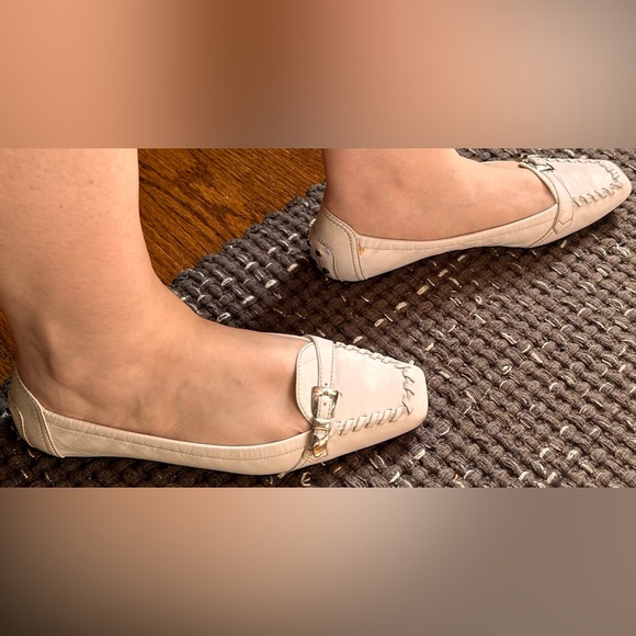 415. Ladies Tod’s Vintage White Leather Buckle Distressed Driving Shoe - Picture 14 of 15